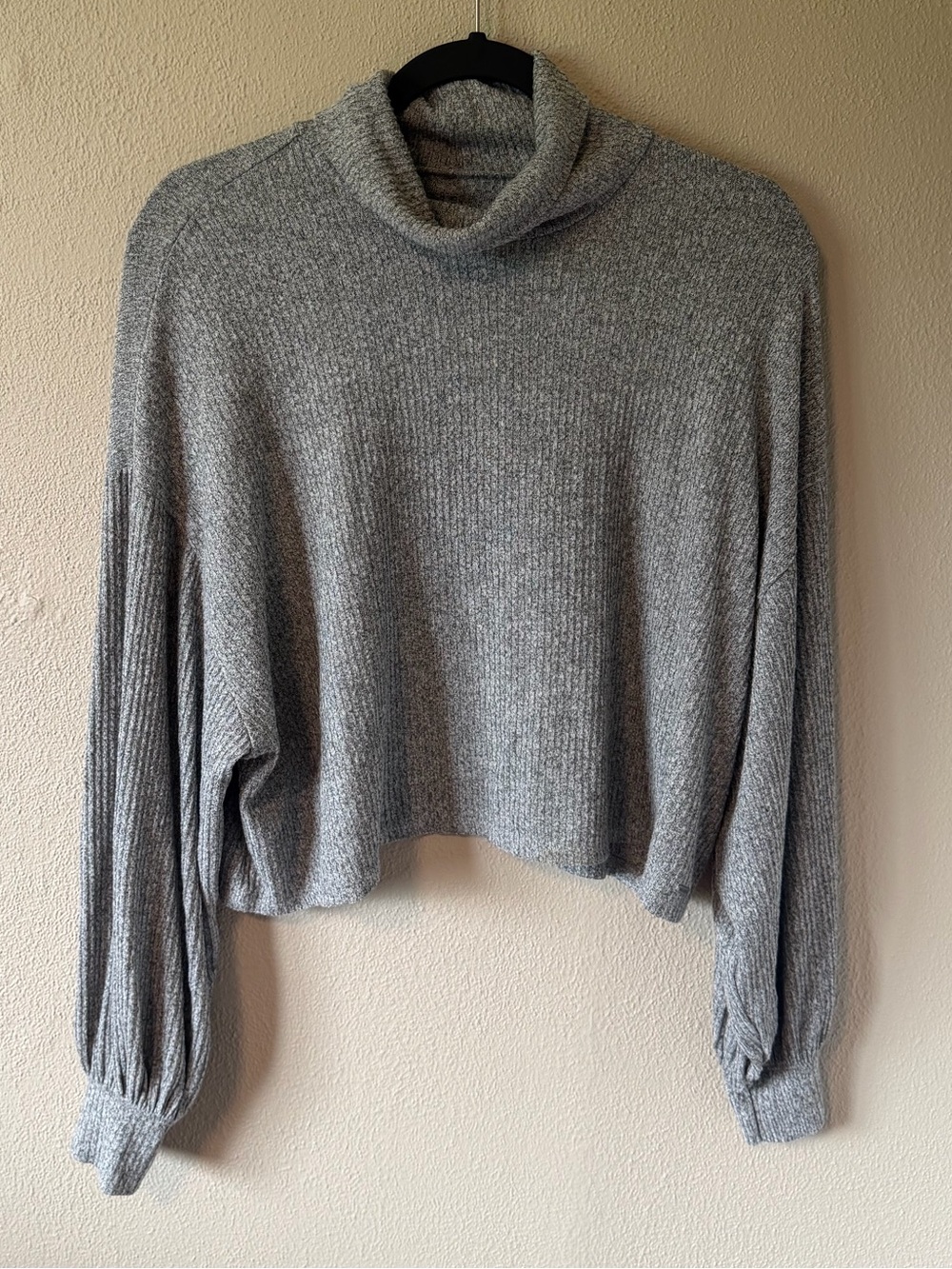 Hollister Gray Cropped Mock Neck Knit Sweater Size Medium